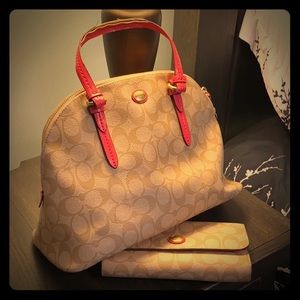 Coach purse w matching wallet & shoulder strap
